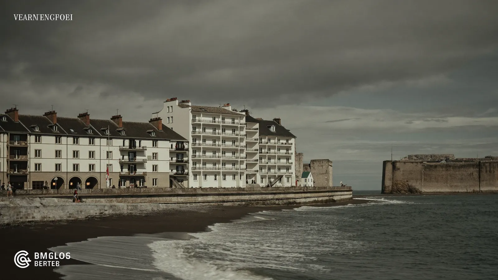Front de mer et immeubles en granit de Saint-Malo sous un ciel breton de 2026