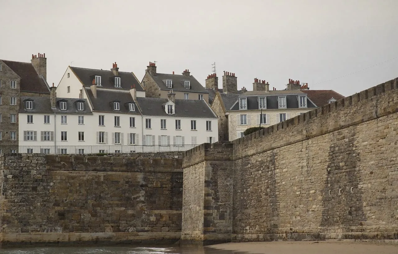 Les remparts et la cité corsaire de Saint-Malo en granit